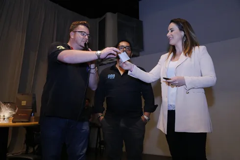 Rebeca Hyppolito recebe doação para o Instituto Lado a Lado no Ducati High Roller
