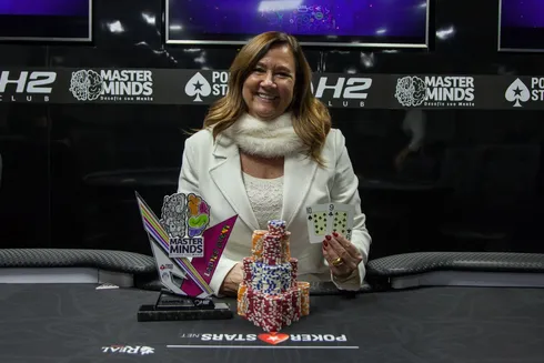 Beth Rodrigues é a grande campeã do torneio Ladies do MasterMinds