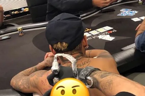 Neymar fazendo tatuagem na mesa
