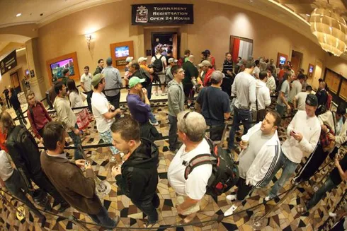 Fila de inscrição na WSOP (foto: WSOP)
