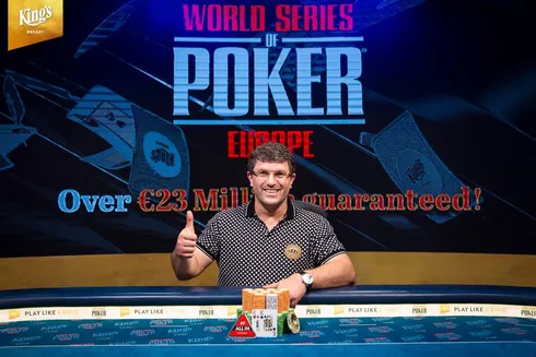 Leon Tsoukernik campeão do € 100.000 Short Deck do King’s Casino (Foto: Kings Casino)
