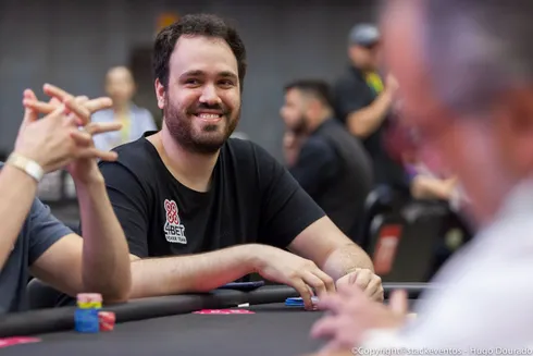 Bernardo Dias acerta river cruel para evitar queda no Super High Rollers do BSOP Millions