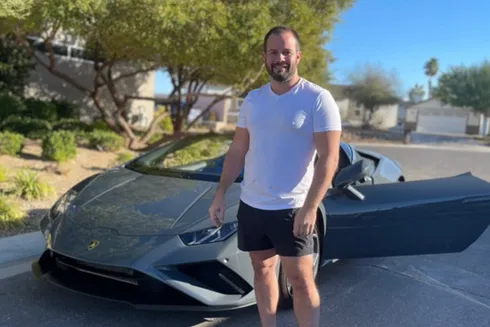 Ryan Fee comprou um novo carro e homenageou Negreanu
