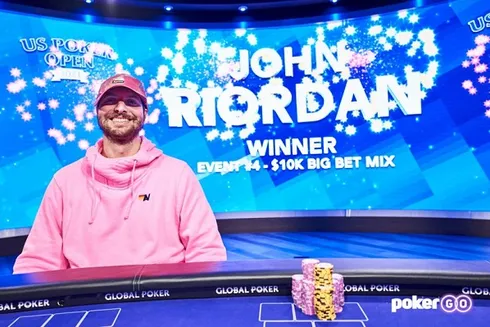 John Riordan voltou a ser campeão em grande estilo (Foto: PokerGO)
