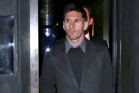 Lionel Messi na saída de cassino em Londres (imagem: FameFlynetUK)
