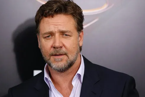 Russell Crowe e toda a equipe de "Poker Face" está isolada
