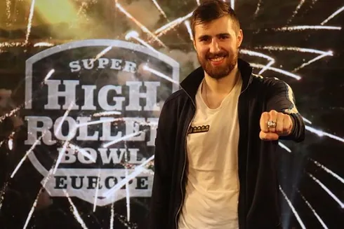 Wiktor Malinowski conquistou uma forra gigantesca ao cravar ME do SHRB Europe (Foto: PokerNews)
