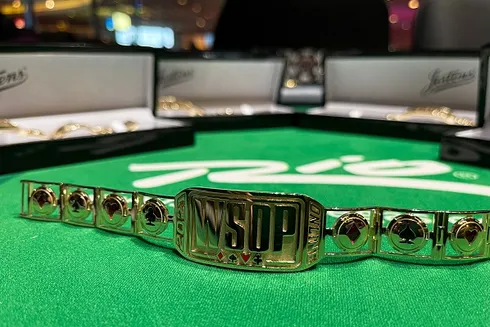 Phil Hellmuth tem tanto bracelete que começou a distribuir as joias (Foto: WSOP)
