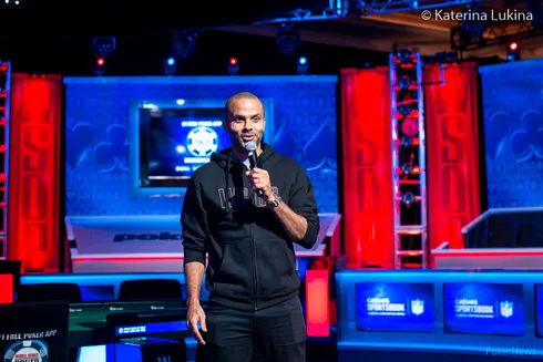 (foto: PokerNews) Tony Parker anunciou o shuffle up and deal do Dia 1B na WSOP
