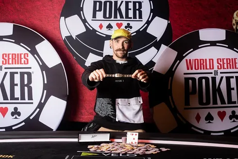 Campeão do Colossus, Anatoliy Zyrin agora tem dois braceletes da WSOP
