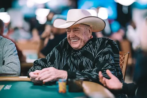 (foto: PokerNews) Ideia de Doyle Brunson para livro recebeu a aprovação da comunidade
