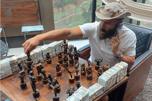 Dan Bilzerian se mostrou pronto para o jogo (Reprodução/Instagram @DanBilzerian)
