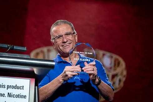 Eli Elezra recebeu o troféu e agora faz parte do Hall da Fama do Poker (Foto: PokerNews)
