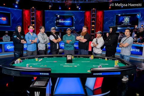 (Foto: PokerNews) Os finalistas do Main Event da WSOP 2021
