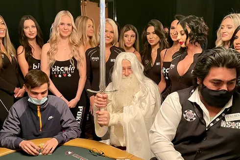 Phil Hellmuth jogou o Dia 1F do Main Event da WSOP fantasiado de Gandalf (Foto: Twitter/ODDSBible)
