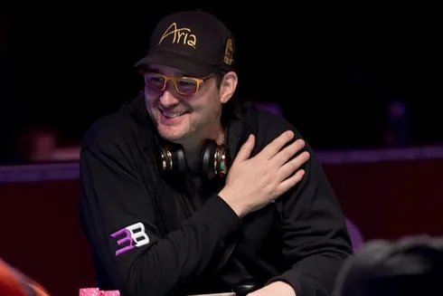 Phil Hellmuth contou com um empurrão do baralho após jogada questionável
