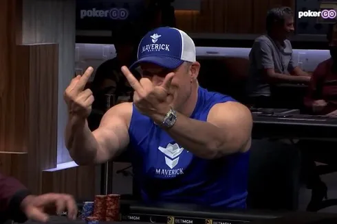 Eric Persson não teve medo de ofender Phil Hellmuth, que tiltou (Reprodução/Youtube PokerGo)
