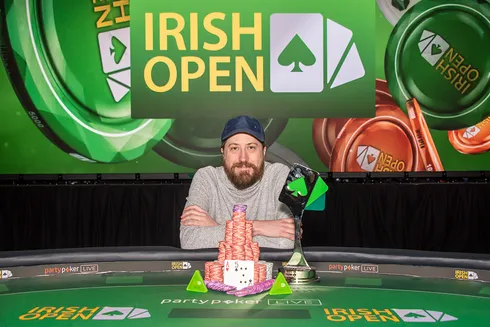 Steve O'Dwyer não deu chances para os adversários (Foto: Reprodução/Twitter @irish_pokeropen)
