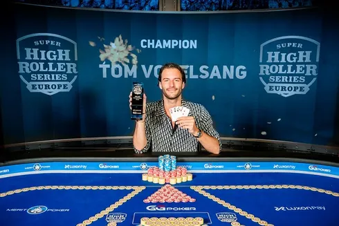 Tom Vogelsang levantou o primeiro troféu da Super High Roller Series (Foto: Merit Casino)
