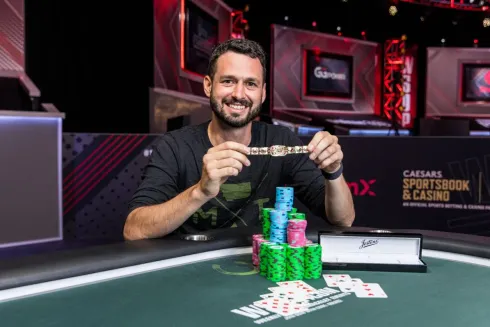 O jogador canadense Alex Livingston confirmou a liderança no Dia 2 e levou o título do Ev. #9 da WSOP.
