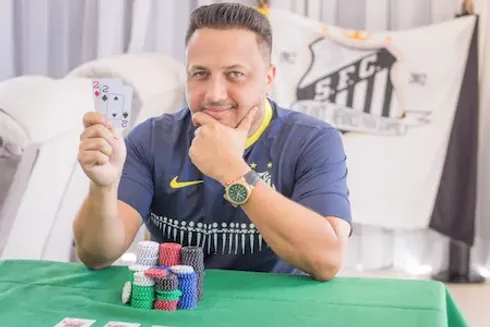 Alex Brito conquistou a maior premiação do poker online
