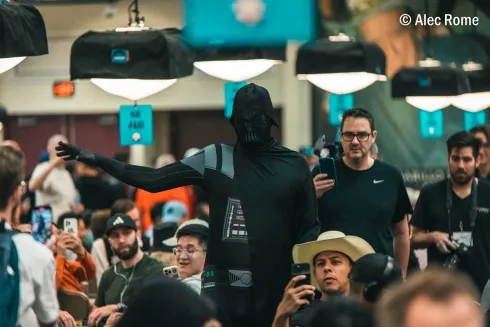 (Foto: Alec Rome/PokerNews) Phil Hellmuth entrou como Darth Vader no Main Event
