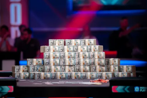 (foto: PokerNews) Os US$ 10 milhões ao campeão não sofrerão desconto de impostos
