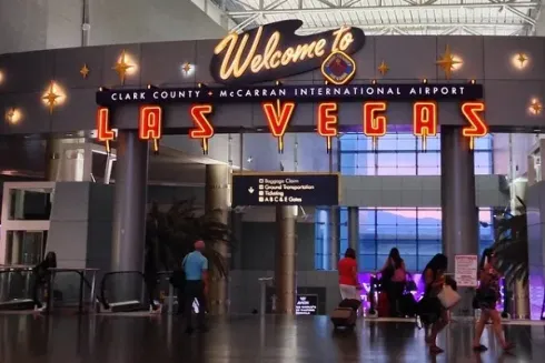 Aeroporto Harry Reid recebeu mais passageiros do que nunca em junho (Foto: Tony Webster)
