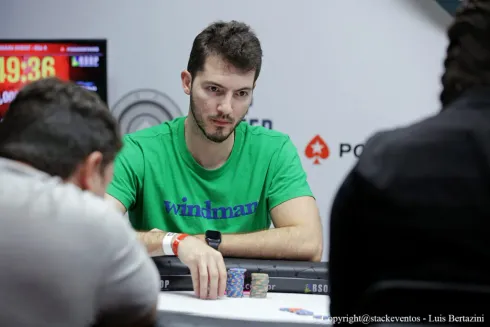 Carlos Ribeiro foi eliminado em um pote de quase 120 blinds
