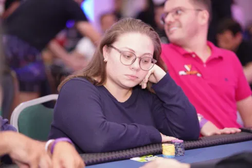 Kamilla Santos juntou um belo stack no Dia 1A do Main Event
