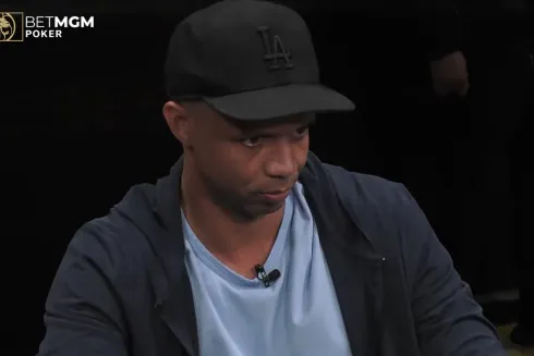 Phil Ivey perdeu um pote valioso após blefe mal-sucedido (Foto: Reprodução/YouTube)
