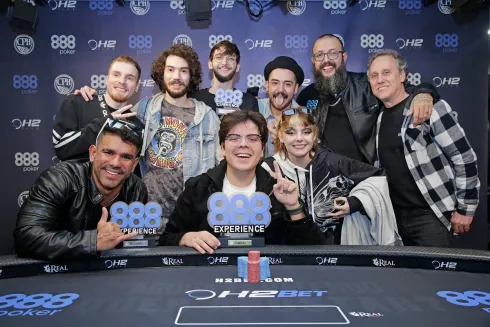 Lucas Ape comemorou a vitória com os amigos no Poker Night
