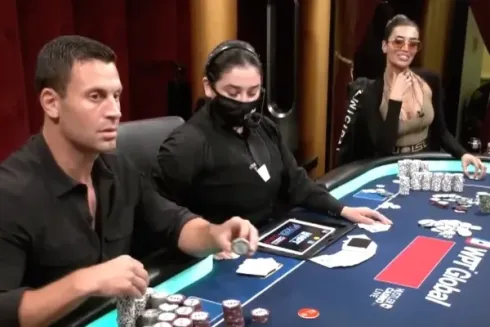 Garrett Adelstein ficou sem entender, enquanto Robbi Lew deu risada no Hustler Casino Live
