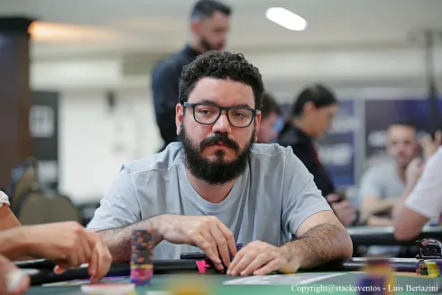 João Bauer se aproximou dos líderes com o bom começo no BSOP Gramado
