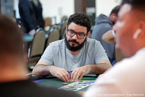 João Bauer puxou um pote de mais de 100 blinds no Main Event
