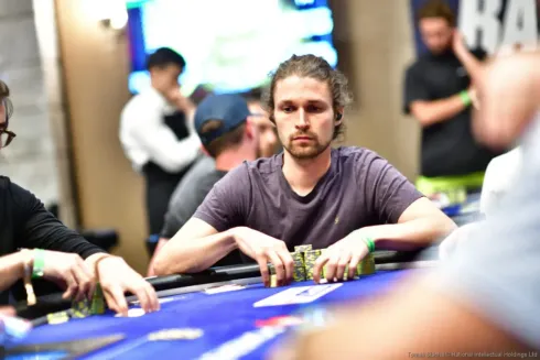 Ben Heath avançou como chip leader no Dia 1 do Super High Roller
