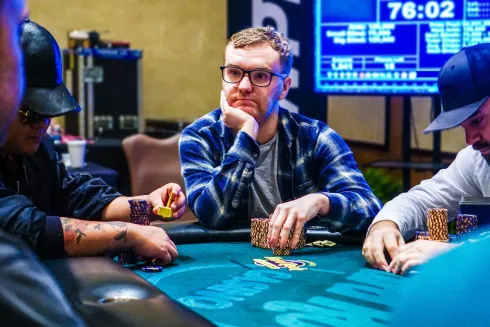 Andrew Wilson tem uma boa vantagem em fichas (Foto: WPT)
