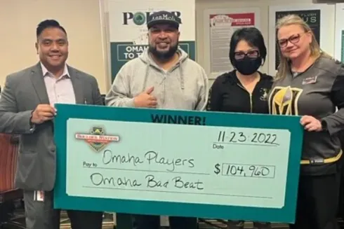 Ganhadores comemoraram e garantiram o grande cheque após derrota de straight flush (foto: Boulder Station Casino)
