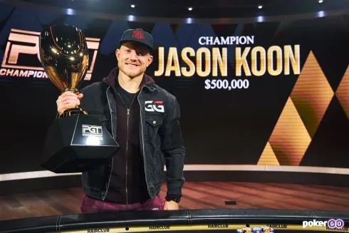 Jason Koon garantiu o belo troféu e meio milhão (foto: PokerGO)
