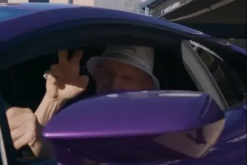 Mattress Mack apareceu com uma Lamborghini roxa (Foto: Reprodução/Twitter @br_betting)
