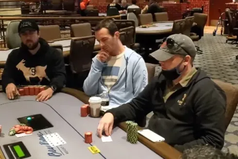 Mike Postle (direita) foi eliminado após slowroll de Brock Gary (esquerda) (Reprodução/Facebook Gulf Coast Poker.NET)
