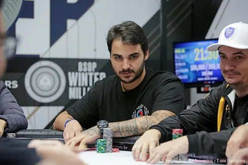 Felipe Morelli passou com um bom stack no Sunday Million
