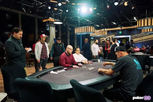 O heads-up entre John Monnette e Albert Daher segue indefinido (foto: PokerGO)
