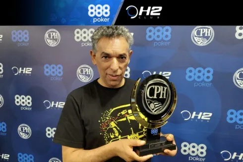 Pedro Todorovic com um dos muitos troféus que possui do CPH
