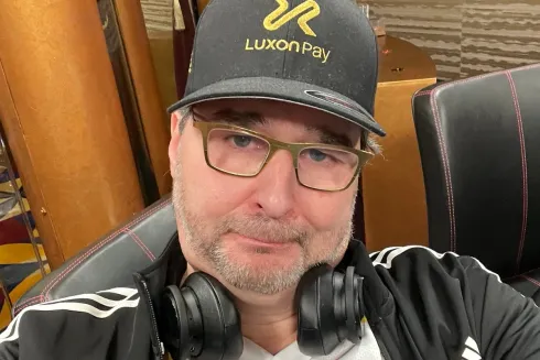 Phil Hellmuth teve maus momentos no Hustler Casino Live (Foto: Reprodução/Twitter @phil_hellmuth)
