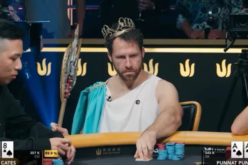 Dan Cates puxou um pote gigantesco contra Punnat Punsri (Foto: Reprodução/Twitter @tritonpoker)
