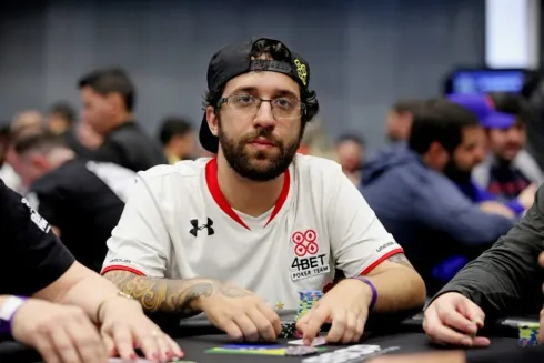 Felipe Degani avançou com um bom stack no Sunday Million
