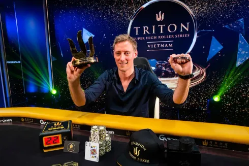 Jans Arends ficou com o belo troféu do evento (Foto: Triton Poker)
