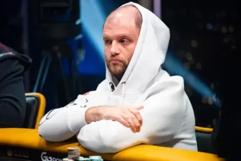 Daniel Smiljkovic aparece no topo do chip count da competição mais cara da série (Foto: Triton Poker)
