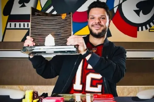 Michael Rossitto levou o belo troféu do evento para casa (Foto: Reprodução/Instagram @wynnpoker)
